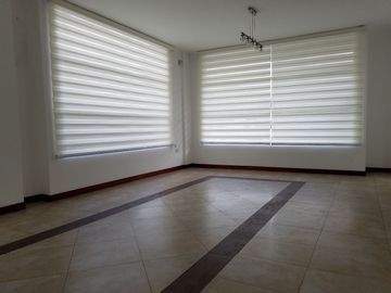 EN VENTA CASA CUMBAYA LUMBISI 170M2 $181500 VISTA ATICO ADICIONAL