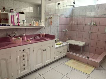 ATRACTIVA Y ESPACIOSA CASA EN SAN BORJA,