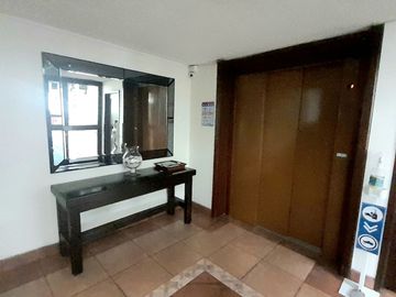 ¡Venta de amplio departamento en piso bajo – González Suárez! Área: 157 m² | Precio: $159.000