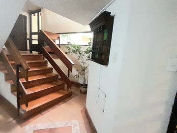 ¡Venta de amplio departamento en piso bajo – González Suárez! Área: 157 m² | Precio: $159.000