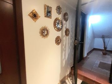 ¡Venta de amplio departamento en piso bajo – González Suárez! Área: 157 m² | Precio: $159.000