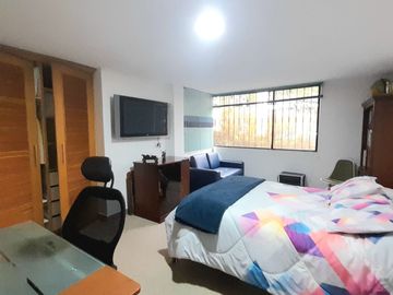 ¡Venta de amplio departamento en piso bajo – González Suárez! Área: 157 m² | Precio: $159.000