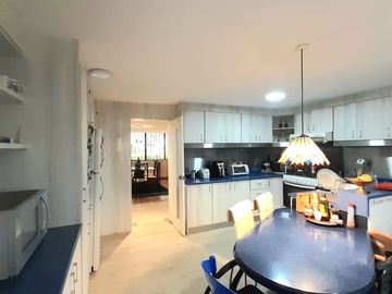 ¡Venta de amplio departamento en piso bajo – González Suárez! Área: 157 m² | Precio: $159.000