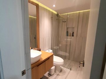 ¡Venta de amplio departamento en piso bajo – González Suárez! Área: 157 m² | Precio: $159.000