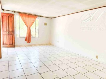 Amplia casa en venta