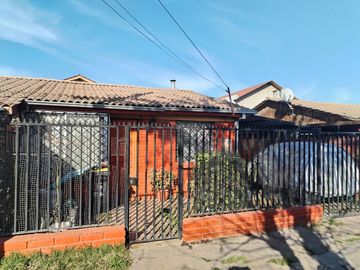 Casa 3 dormitorios en pasaje cerrado Metro Las Parcelas