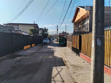 Casa 3 dormitorios en pasaje cerrado Metro Las Parcelas
