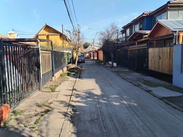 Casa 3 dormitorios en pasaje cerrado Metro Las Parcelas