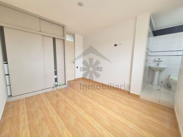 VENTA DE DEPARTAMENTO EN SEXTO PISO AL FRENTE DE LA UNIVERSIDAD SIPAN