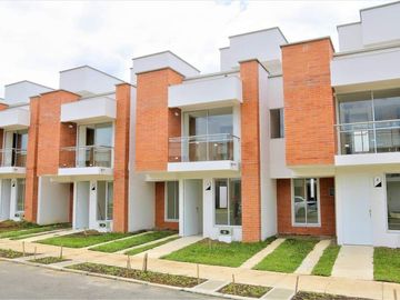 VENDO LINDA CASA EN CERRITOS RESERVAS DEL CAMPO