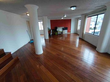 DEPARTAMENTO CON TERRAZA PROPIA Y TRES PARQUEADEROS ,