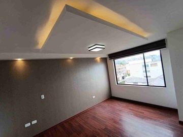 DEPARTAMENTO CON TERRAZA PROPIA Y TRES PARQUEADEROS ,