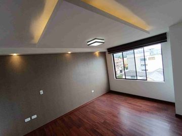 DEPARTAMENTO CON TERRAZA PROPIA Y TRES PARQUEADEROS ,