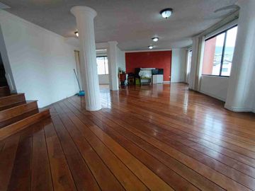 DEPARTAMENTO CON TERRAZA PROPIA Y TRES PARQUEADEROS ,
