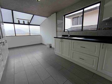 DEPARTAMENTO CON TERRAZA PROPIA Y TRES PARQUEADEROS ,