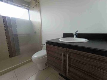 DEPARTAMENTO CON TERRAZA PROPIA Y TRES PARQUEADEROS ,