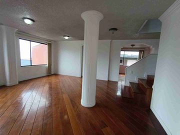 DEPARTAMENTO CON TERRAZA PROPIA Y TRES PARQUEADEROS ,