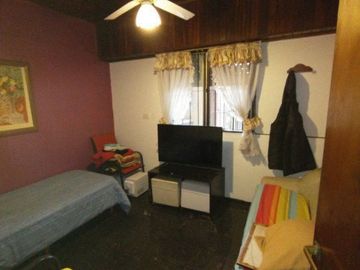 CASA ROBUSTA DE 5 DORMITORIOS Y PARQUE
