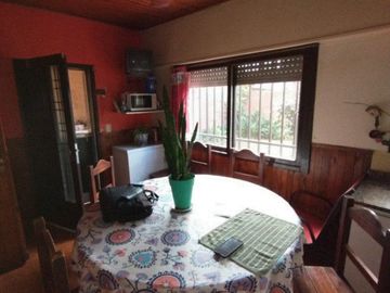 CASA ROBUSTA DE 5 DORMITORIOS Y PARQUE