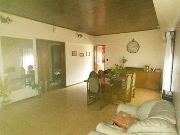 CASA ROBUSTA DE 5 DORMITORIOS Y PARQUE