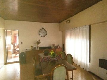 CASA ROBUSTA DE 5 DORMITORIOS Y PARQUE