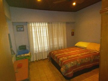 CASA ROBUSTA DE 5 DORMITORIOS Y PARQUE