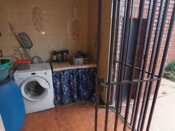 CASA ROBUSTA DE 5 DORMITORIOS Y PARQUE