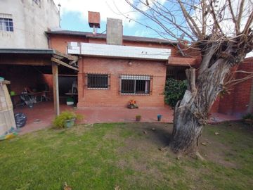 CASA ROBUSTA DE 5 DORMITORIOS Y PARQUE