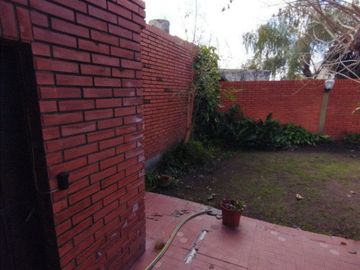 CASA ROBUSTA DE 5 DORMITORIOS Y PARQUE