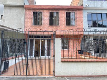 SE VENDE CASA CIUDAD 2000 2 NIVELES