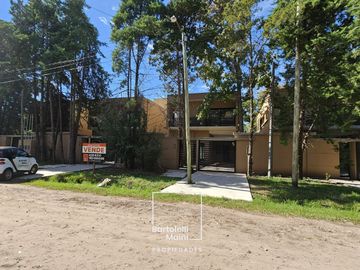 CASA EN VENTA | 4 dormitorios, cochera, gran galería y pileta | SAN JERÓNIMO 105