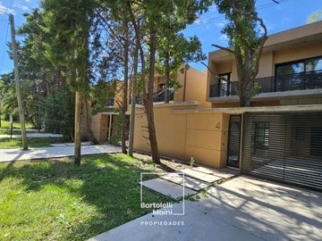 CASA EN VENTA | 4 dormitorios, cochera, gran galería y pileta | SAN JERÓNIMO 105