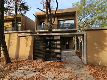 CASA EN VENTA | 4 dormitorios, cochera, gran galería y pileta | SAN JERÓNIMO 105