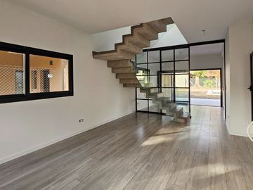 CASA EN VENTA | 4 dormitorios, cochera, gran galería y pileta | SAN JERÓNIMO 105