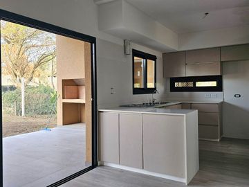 CASA EN VENTA | 4 dormitorios, cochera, gran galería y pileta | SAN JERÓNIMO 105