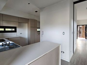 CASA EN VENTA | 4 dormitorios, cochera, gran galería y pileta | SAN JERÓNIMO 105