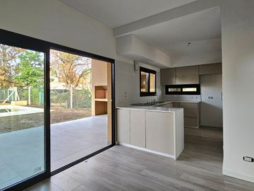 CASA EN VENTA | 4 dormitorios, cochera, gran galería y pileta | SAN JERÓNIMO 105