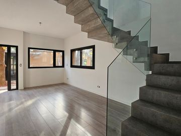 CASA EN VENTA | 4 dormitorios, cochera, gran galería y pileta | SAN JERÓNIMO 105