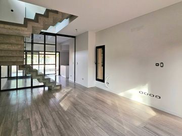 CASA EN VENTA | 4 dormitorios, cochera, gran galería y pileta | SAN JERÓNIMO 105