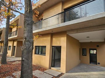 CASA EN VENTA | 4 dormitorios, cochera, gran galería y pileta | SAN JERÓNIMO 105