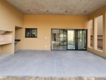 CASA EN VENTA | 4 dormitorios, cochera, gran galería y pileta | SAN JERÓNIMO 105