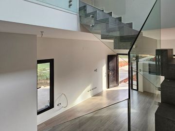 CASA EN VENTA | 4 dormitorios, cochera, gran galería y pileta | SAN JERÓNIMO 105