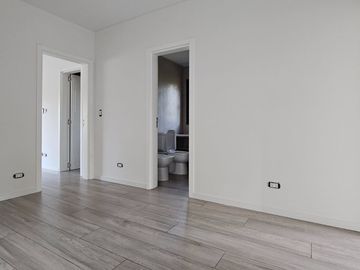CASA EN VENTA | 4 dormitorios, cochera, gran galería y pileta | SAN JERÓNIMO 105