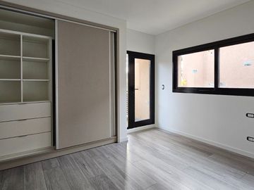 CASA EN VENTA | 4 dormitorios, cochera, gran galería y pileta | SAN JERÓNIMO 105
