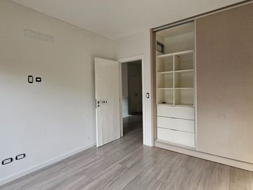 CASA EN VENTA | 4 dormitorios, cochera, gran galería y pileta | SAN JERÓNIMO 105