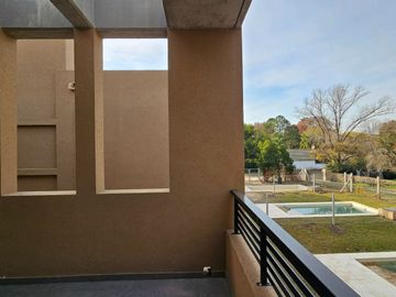 CASA EN VENTA | 4 dormitorios, cochera, gran galería y pileta | SAN JERÓNIMO 105