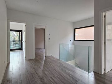CASA EN VENTA | 4 dormitorios, cochera, gran galería y pileta | SAN JERÓNIMO 105