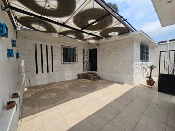 VENTA DE CASA CON ALBERCA EN FRACC. ALTOS DE OAXTEPEC