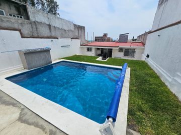 VENTA DE CASA CON ALBERCA EN FRACC. ALTOS DE OAXTEPEC