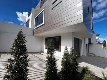 casa en venta a estrenar con 2 locales y departamentos ubicada en misicata baños